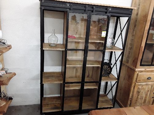 Bibliotheque manguier et metal sur roulettes avec portes vitrees