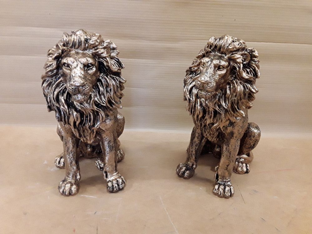 Lion doré assis