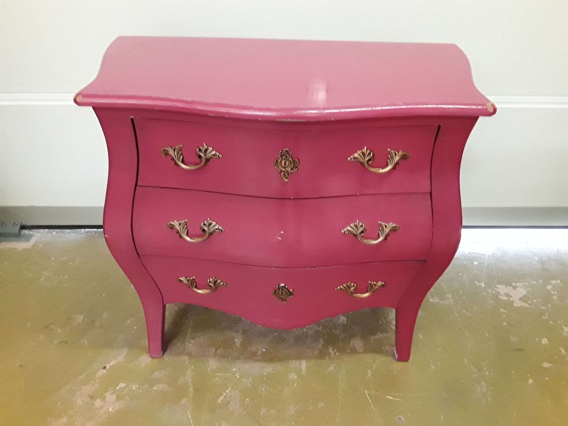 Commode baroque rouge