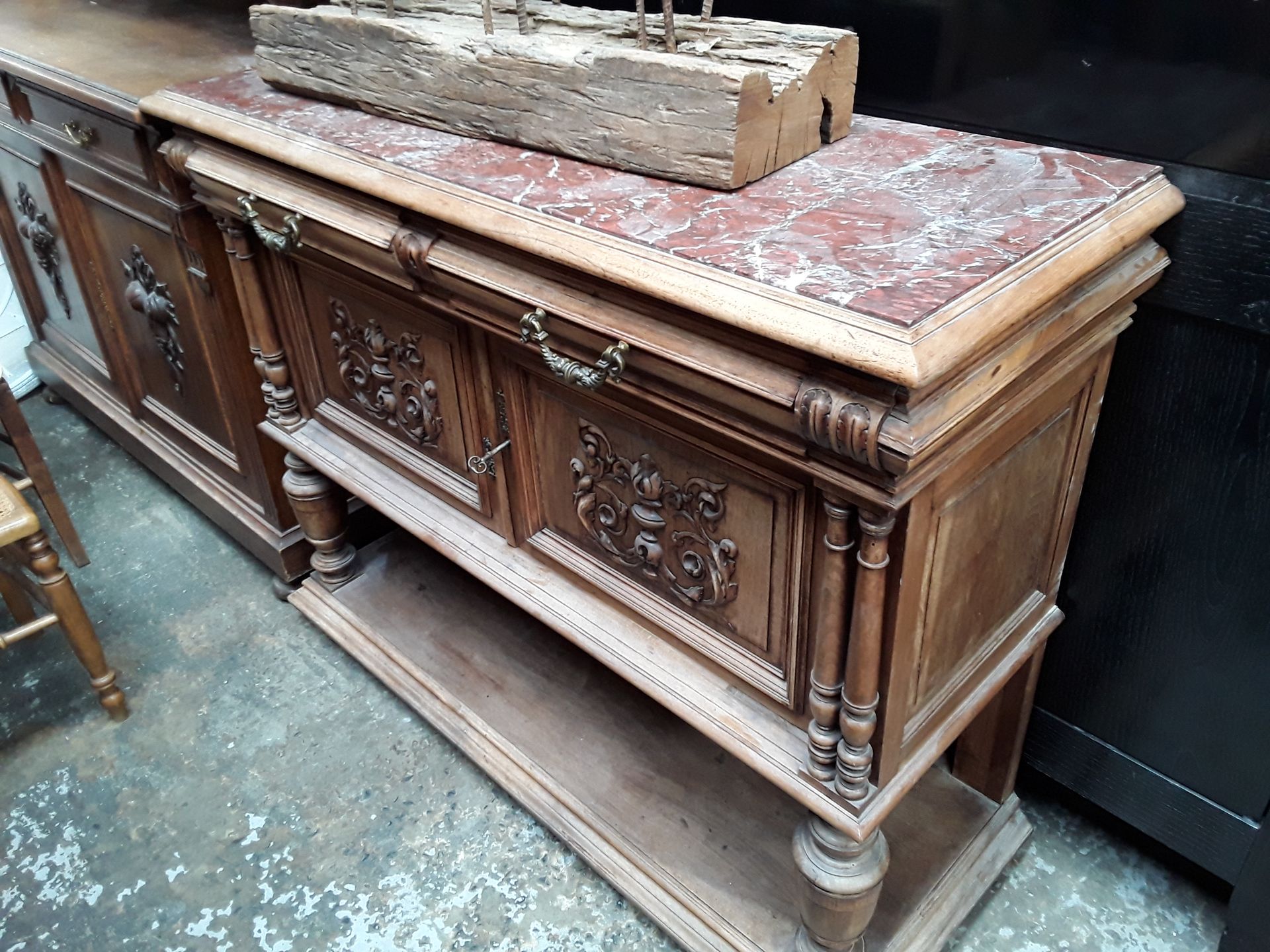 Meuble sculpté avec plateau marbre
