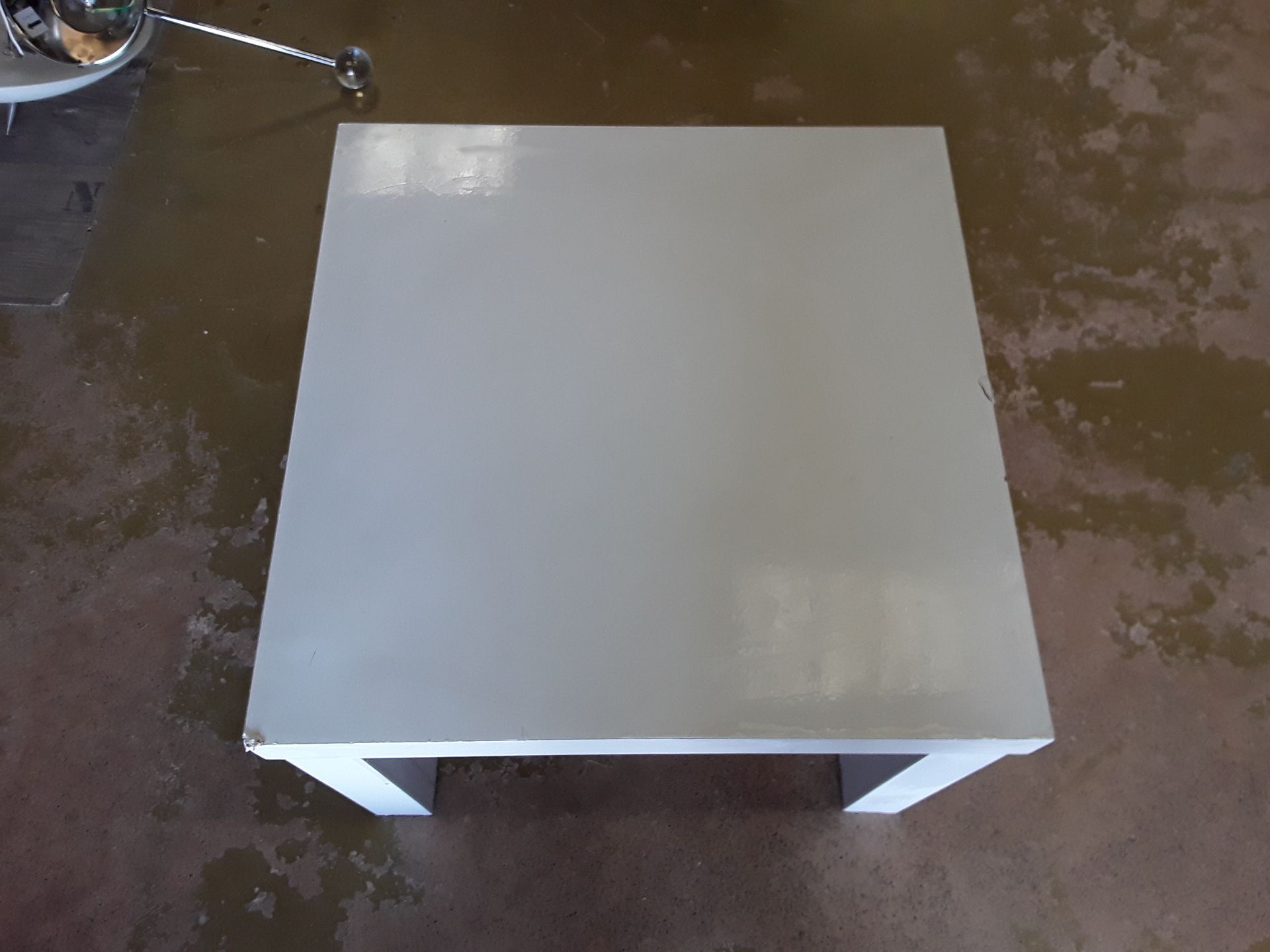 Table d'appoint blanche en l'état